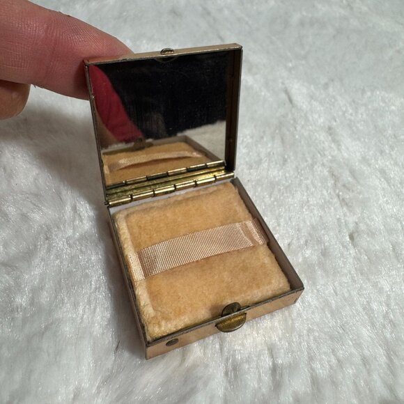 Vintage Future Homemakers Of America Gold Powderette Small Powder Compact - Picture 4 of 7